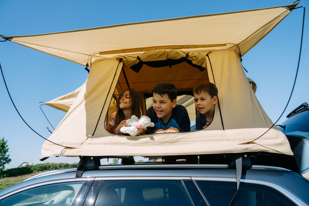 Abenteuer auf dem Autodach: Warum Camping im Dachzelt mit Kindern ein unvergessliches Erlebnis ist (und wie OutdoorU dabei hilft!)
