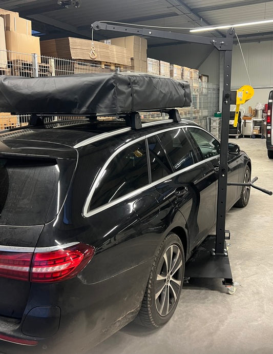 Crane / lifting device for roof tents